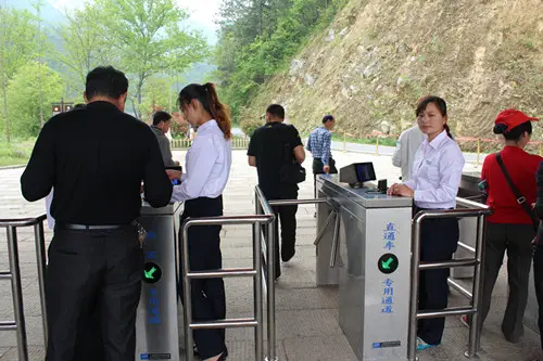 那么景區(qū)通道閘如何選擇？景區(qū)通道閘選擇要注意哪些問(wèn)題？